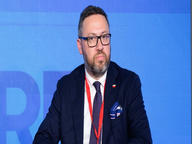 Dyplomata UE Oddaje Ukraińcom Honor w Kijowie