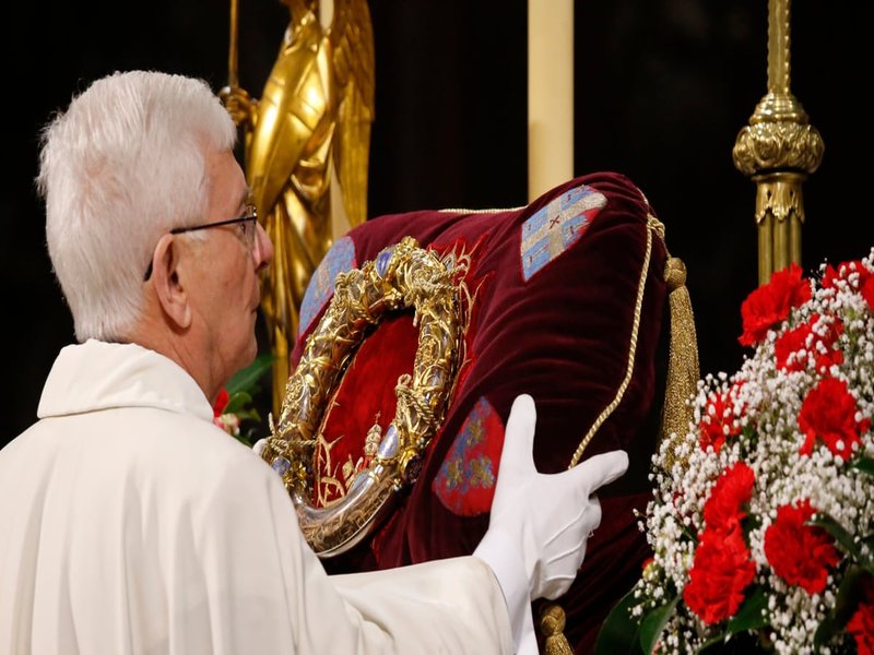 Notre Dame: Bohaterstwo i święta relikwia?